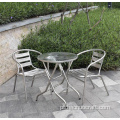 Combinação de mesas e cadeiras dobráveis ​​ao ar livre, terraço com jardim